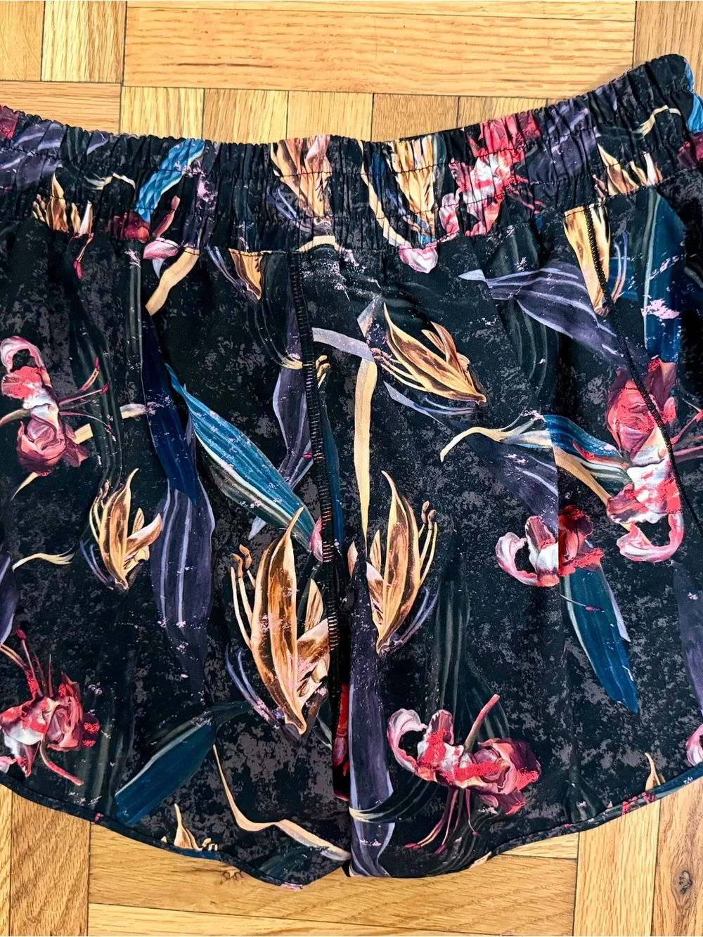 Lululemon Hotty Hot 4” Lined Shorts Size 10 Veiled Floral Black Multi
